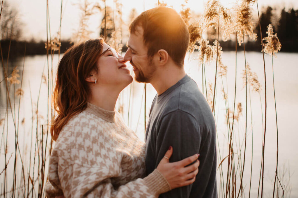 Paarfotos im Sonnenuntergang in Dachau bei München