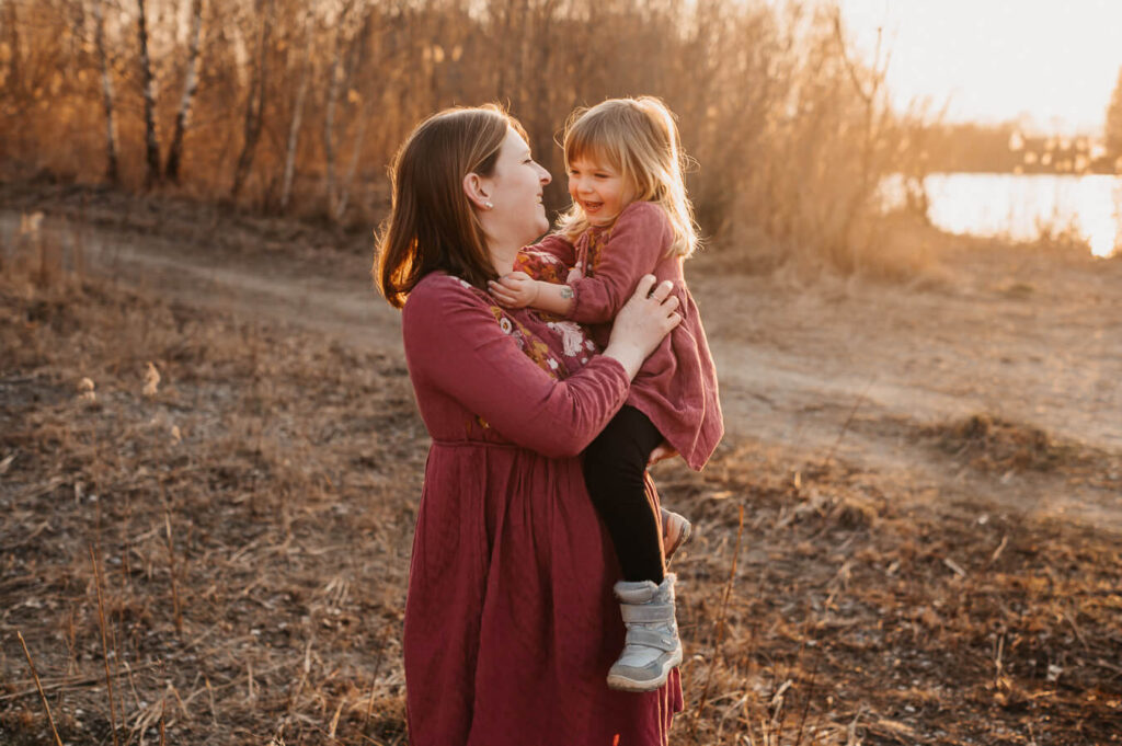 Mama und Tochter beim Babybauchshooting in Dachau