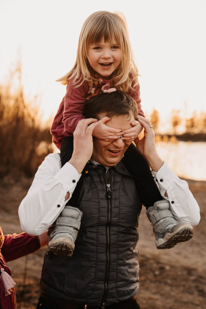 Babybauchshooting mit Papa und Geschwisterkind