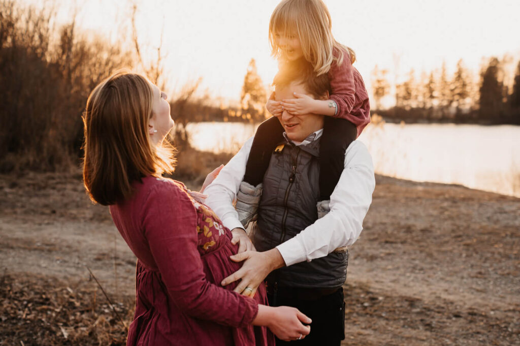 Die ganze Familie beim Schwangerschaftsshooting mit Geschwisterkind in Dachau
