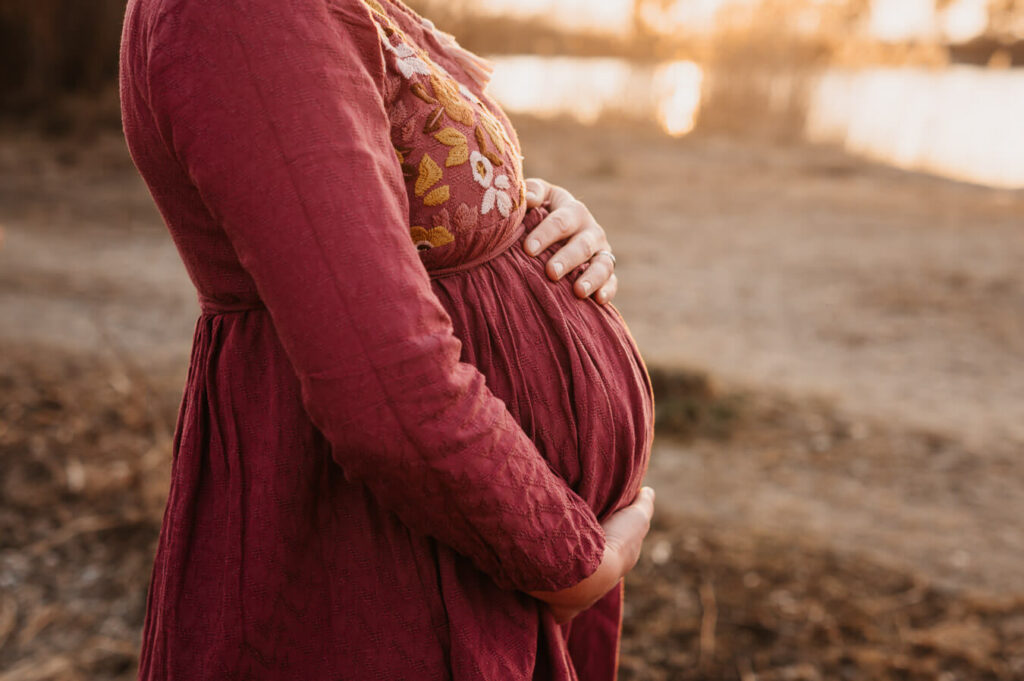 Nahaufnahme beim Babybauchshooting mit Kids
