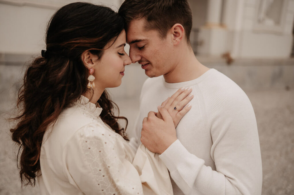 Ein Paar steht Stirn an Stirn beim Paarfotoshooting in Dachau bei München
