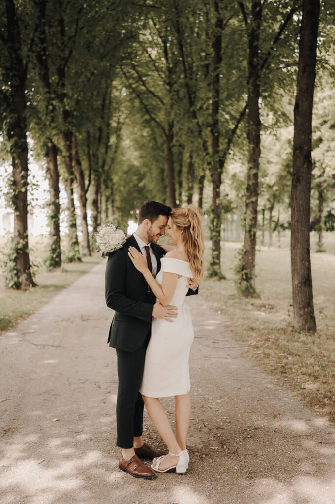 Brautpaarshooting bei der standesamtlichen Hochzeit im Schlossgarten Schleißheim