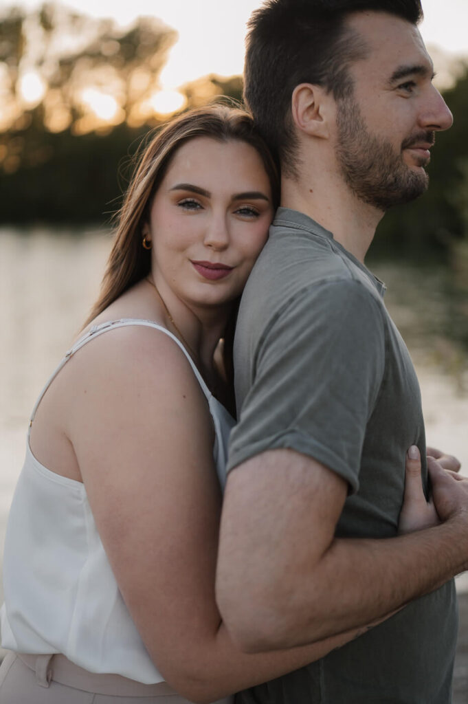 Eine Frau umarmt ihren Partner beim Outdoor Pärchenshooting in Dachau