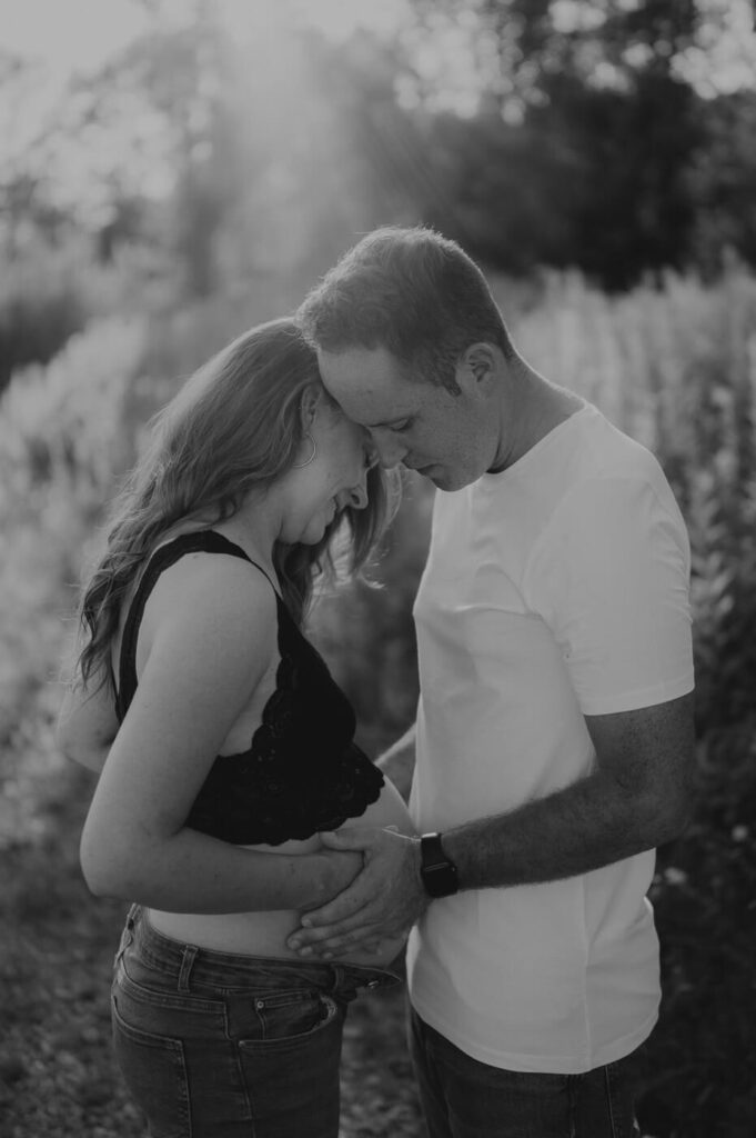 Schwarzweiß Aufnahme eines Pärchens beim Babybauchshooting Outdoor in Dachau