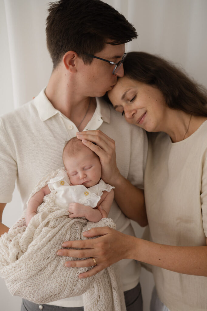 Eine junge Familie beim Newbornshooting in Dachau