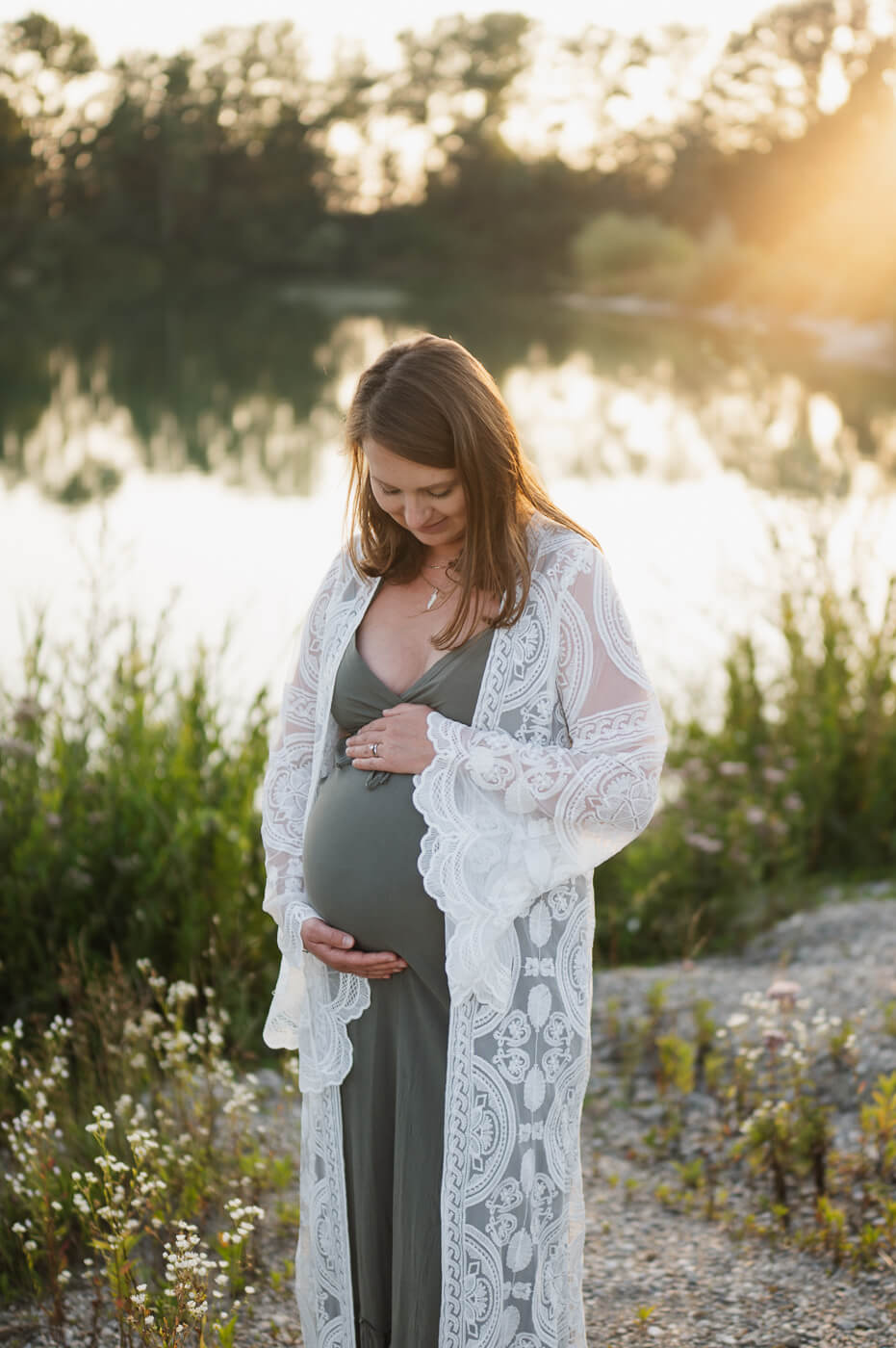 Babybauchshooting in schöner Lichtstimmung im Sonnenuntergang in Dachau an einem See