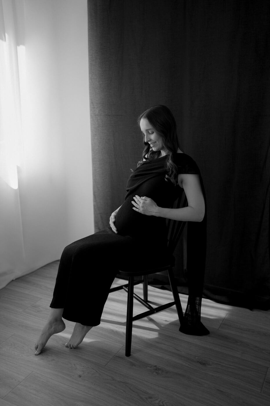 Schwarz-weiß Babybauchfoto von einer werdenden Mutter im Fotostudio in Dachau.