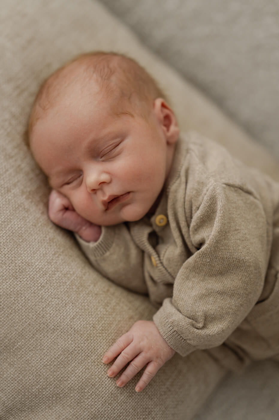 Ein schlafendes Baby beim Newbornshooting