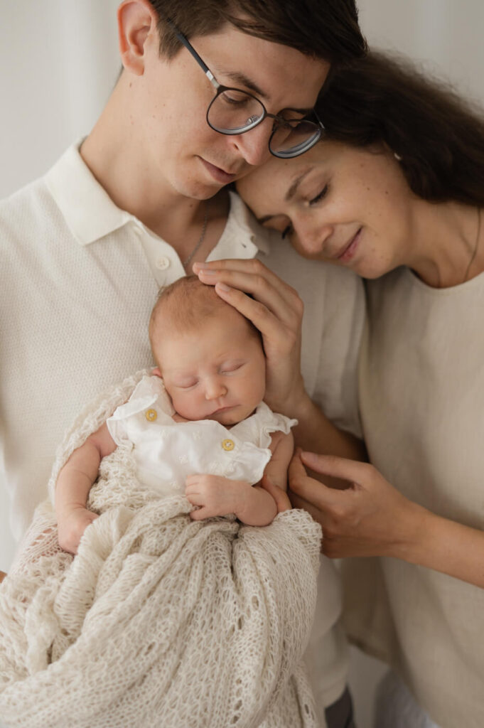 Mama, Papa und Baby beim Newbornshooting
